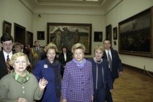 Визит президента Финляндии Мартти Ахтисаари в РФ. Супруга президента РФ Наина Ельцина и супруга президента Финляндии Ээва Ахтисаари во время посещения Третьяковской галереи