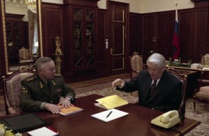 Президент РФ Борис Ельцин во время встречи с министром внутренних дел РФ А.С. Куликовым