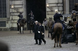 Государственный визит президента РФ Бориса Ельцина в Королевство Швеция. Президент РФ Борис Ельцин и король Швеции Карл XVI Густав обходят строй почетного караула