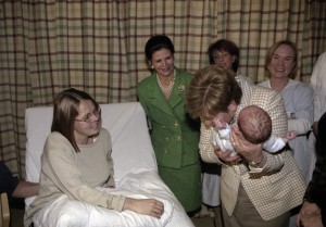 Государственный визит президента РФ Бориса Ельцина в Королевство Швеция. Супруга президента РФ Наина Ельцина во время посещения родильного отделения и женской консультации больницы Дандерюд