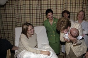 Государственный визит президента РФ Бориса Ельцина в Королевство Швеция. Супруга президента РФ Наина Ельцина во время посещения родильного отделения и женской консультации больницы Дандерюд