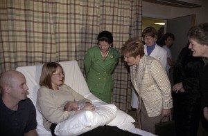 Государственный визит президента РФ Бориса Ельцина в Королевство Швеция. Супруга президента РФ Наина Ельцина во время посещения родильного отделения и женской консультации больницы Дандерюд