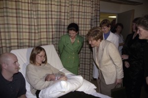 Государственный визит президента РФ Бориса Ельцина в Королевство Швеция. Супруга президента РФ Наина Ельцина во время посещения родильного отделения и женской консультации больницы Дандерюд