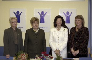 Государственный визит президента РФ Бориса Ельцина в Королевство Швеция. Супруга президента РФ Наина Ельцина во время посещения родильного отделения и женской консультации больницы Дандерюд