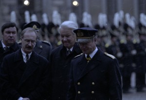 Государственный визит президента РФ Бориса Ельцина в Королевство Швеция. Президент РФ Борис Ельцин и король Швеции Карл XVI Густав обходят строй почетного караула