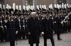 Государственный визит президента РФ Бориса Ельцина в Королевство Швеция. Президент РФ Борис Ельцин и король Швеции Карл XVI Густав обходят строй почетного караула