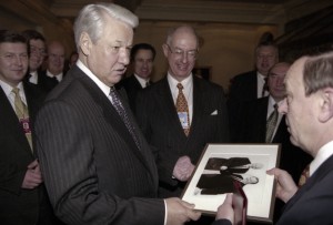 Государственный визит президента РФ Бориса Ельцина в Королевство Швеция. Президент РФ Борис Ельцин с подаренной ему фотографией