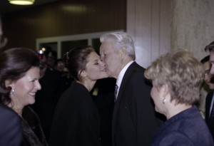 Государственный визит президента РФ Бориса Ельцина в Королевство Швеция. Официальный обед в честь Их Величеств Короля Швеции и Королевы Сильвии от имени президента РФ Бориса Ельцина и супруги президента РФ Наины Ельциной в Посольстве РФ