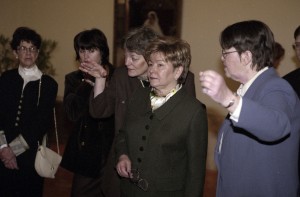 Государственный визит президента РФ Бориса Ельцина в Королевство Швеция. Супруга президента РФ Наина Ельцина и Е.В.Королева Сильвия во время осмотра дома-музея принца Евгения «Вальдемарсудде»