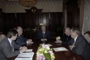 Президент РФ Борис Ельцин во время встречи с председателем Правительства РФ В.С. Черномырдиным, председателями палат Федерального Собрания РФ Е.С. Строевым и Г.Н. Селезневым, руководителем Администрации президента РФ В.Б. Юмашевым