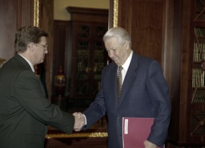 Президент РФ Борис Ельцин во время встречи с директором Федеральной пограничной службы РФ А.И. Николаевым