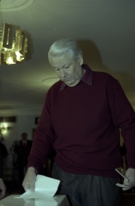 Президент РФ Борис Ельцин во время выборов в Московскую городскую и областную Думу