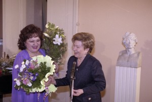 Супруга президента РФ Наина Ельцина на благотворительном концерте М. Биешу в музее-усадьбе А.С. Пушкина на Старом Арбате