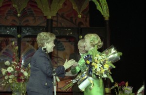 Супруга президента Наина Ельцина на вечере, посвященном 50-летию творческой деятельности Л.Касаткиной в Центральном Академическом театре Российской Армии