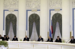 Президент РФ Борис Ельцин на первом заседании «Круглого стола» представителей двух ветвей власти, партий, общественно-политических движений и руководителей регионов