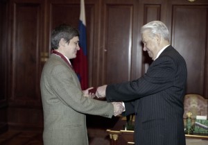 Президент РФ Борис Ельцин вручает государственные награды РФ