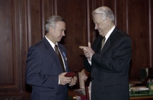 Президент РФ Борис Ельцин вручает государственные награды РФ