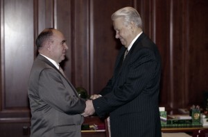 Президент РФ Борис Ельцин вручает государственные награды РФ