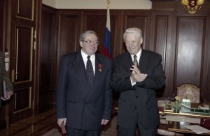 Президент РФ Борис Ельцин вручает государственные награды РФ