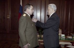 Президент РФ Борис Ельцин вручает государственные награды РФ