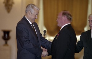 Вручение президентом РФ Борисом Ельциным государственных наград деятелям науки и культуры, а также ряду региональных руководителей и военнослужащих. Награждение начальника Летно-испытательного центра Летно-исследовательского института имени М.М. Громова И