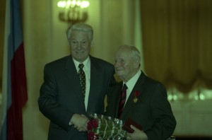 Вручение президентом РФ Борисом Ельциным государственных наград деятелям науки и культуры, а также ряду региональных руководителей и военнослужащих. Награждение артиста Московского академического театра Сатиры Г.П. Менглета