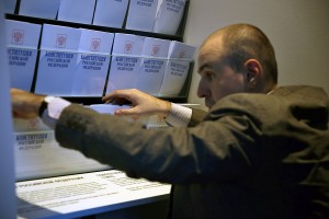 Экземпляры Конституции в экспозиции Музея Бориса Ельцина. Руководитель Президентского архива Б.Н. Ельцина Дмитрий Пушмин