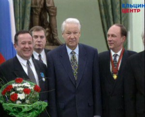 Встреча президента РФ Бориса Ельцина с руководством Правительства и губернаторами РФ. Награждение губернаторов в Представительском кабинете