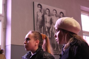 Документальный фильм Мумина Шакирова «Холокост – клей для обоев?»