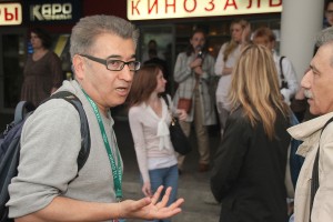 Режиссер Мумин Шакиров в день премьеры фильма «Холокост — клей для обоев?»