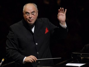 Дирижер Эри Клас.