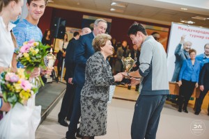 Наина Ельцина вручает награду Джурабеку Каримову. Международный теннисный турнир «Кубок Ельцина 2016»