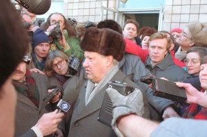 Борис Ельцин после голосования на референдуме отвечает на вопросы журналистов (март 1991 г.)