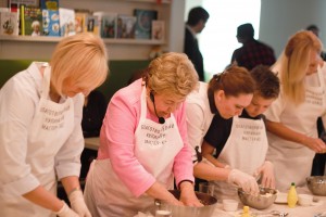На кулинарном мастер-классе с Наиной Ельциной