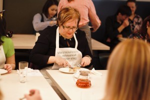 Татьяна Мерзлякова — уполномоченный по правам человека в Свердловской области на кулинарном мастер-классе с Наиной Ельциной