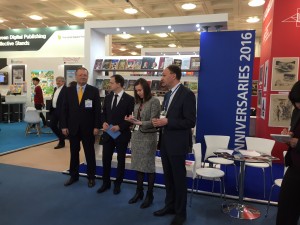 Александр Яковенко, Владимир Мединский, Михаил Сеславинский на официальном открытии российского стенда