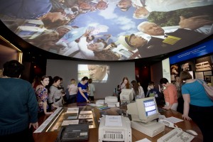 Экспозиция «В предвыборном штабе» слайд-шоу, посвященное предвыборным поездкам Бориса Ельцинаа, и рабочий стол избирательного штаба