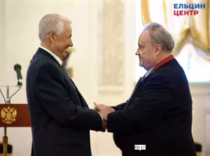Вручение государственной награды президентом РФ Борисом Ельциным в Георгиевском зале Большого Кремлевского Дворца Народному артисту СССР Эльдару Рязанову