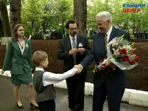 Президент РФ Борис Ельцин на «последнем звонке» в средней школе № 1275 Центрального округа г. Москва