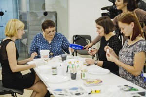 Александра Лопата, Юлия Мишина, Дина Сорокина на мастер-классе «Декупаж – предвыборный эпатаж»