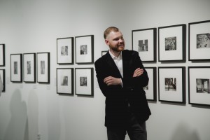 Директор Арт-галереи Илья Шипиловских на открытии фотовыставки «Новокузнецкая школа фотографии»