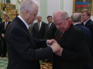 Президент РФ Борис Ельцин поздравил председателя Совета Федерации России Егора Строева с 60-летием и наградил его орденом «За заслуги перед Отечеством» II степени