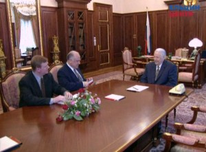 Рабочая встреча президента РФ Бориса Ельцина с руководителем Администрации президента РФ А.Б. Чубайсом и председателем Правительства РФ В.С. Черномырдиным
