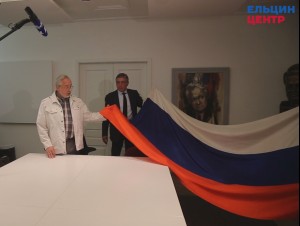 Виктор Ярошенко передает триколор в экспозицию выставки «Август 91-го. Люди на площади»