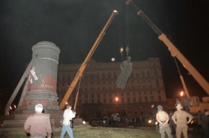 Демонтаж памятника Феликсу Дзержинскому в Москве
