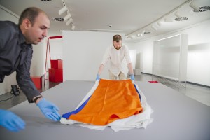 Монтаж фотовыставки «Август 91-го. Люди на площади»