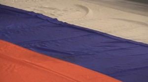 Презентация российского триколора, поднятого над Белым домом 22 августа 1991 года