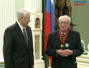 Вручение ордена «За заслуги перед Отечеством» II степени академику Д.С. Лихачеву президентом РФ Б.Н. Ельциным