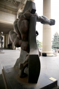 Эрнст Неизвестный. Памятник Проходящий сквозь стену. Бронза. Государственный музей изобразительных искусств им. А.С. Пушкина