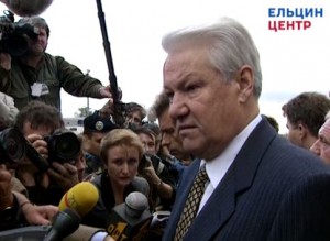 Общение президента РФ Б.Н. Ельцина с журналистами у трапа самолета по прибытии в Страсбург
